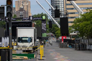 Quebec, Kanada, 06 Temmuz 2025: Kamyon engelleme alanıyla müzik festivali sahnesi hazırlanıyor.