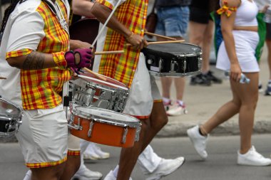 Quebec, Kanada, 05 Temmuz 2025: Renkli tören davulcuları festival kutlamaları sırasında şehir caddesinde yürüdüler