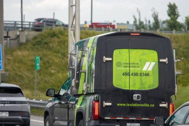 Kanada, 20 Temmuz 2025: Yeşil şirket servis kamyonu otoyolda diğer araçların yanında seyahat ediyor