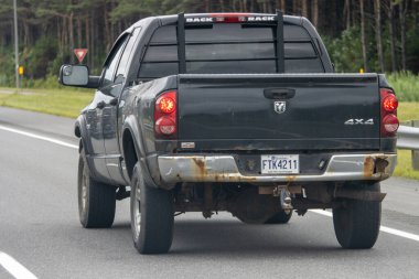 Kanada, 20 Temmuz 2025: Kırsal yolda paslı eski siyah pikap