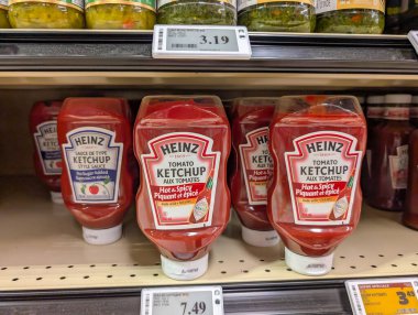 Quebec, Kanada, 18 Temmuz 2025: Heinz domates ketçap şişeleri sos kavanozlarıyla market raflarında sergileniyor