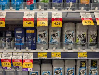 Quebec, Kanada, 07 Temmuz 2025: Erkek deodorant ürünleri satış promosyonlarıyla mağaza raflarında sergilendi