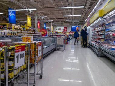 Kanada, 20 Eylül 2025: Alışveriş yapanlar indirimli ve sarı tabelalı market koridorlarına bakıyorlar