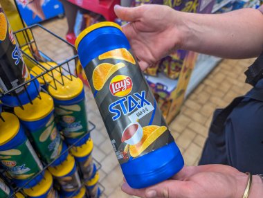 Kanada, 31 Ağustos 2025: Lay 'in Stax Barbekü cipsi kabı bakkal koridorunda el ele tutuluyor