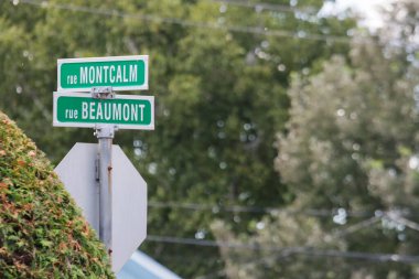 Kanada, 31 Ağustos 2025: Montcalm ve Beaumont yollarının kesişiminde yeşil sokak işaretleri
