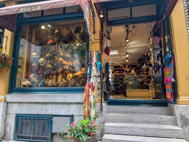 Quebec, Kanada, 20 Temmuz 2025: Renkli şapka ve eşarplar, ziyaretçileri sevimli ve rahat sokak dükkanına kabul etti