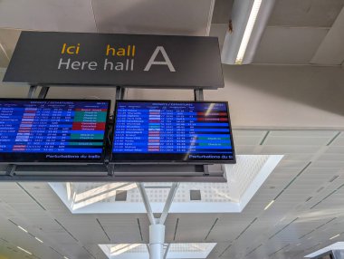 Kanada, 04 Temmuz 2025: Modern havaalanı terminalinden kalkış gecikmeleri ve iptalleri gösteren