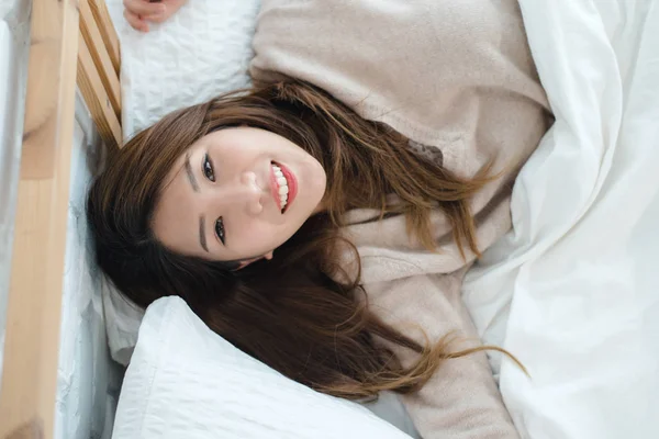 Potret Wanita Asia Muda Yang Cantik Tempat Tidur Rumah Pagi — Stok Foto