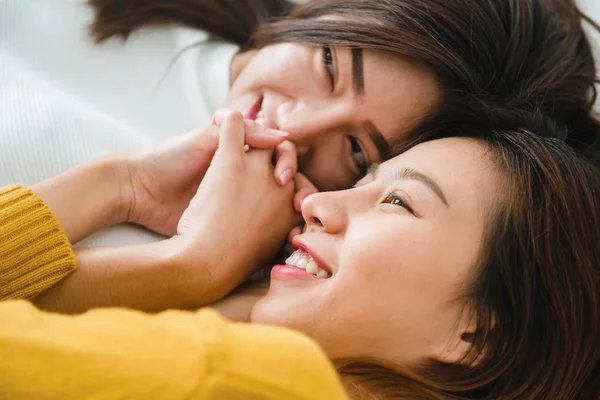 Piękne Młode Kobiety Azjatki Lgbt Szczęśliwa Para Lesbijek Przytulanie Uśmiecha — Zdjęcie stockowe