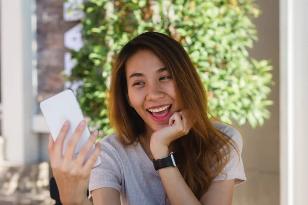 Houkutteleva Kaunis Kaunis Onnellinen Nuori Aasialainen Nainen Ottaa Selfie Käyttämällä — kuvapankkivalokuva