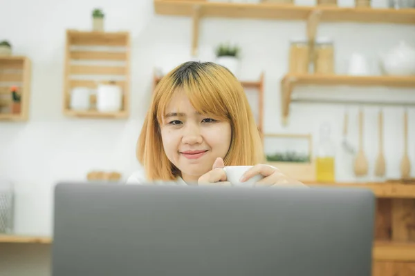 Kaunis Nuori Hymyilevä Aasialainen Nainen Työskentelee Kannettavan Tietokoneen Kun Istuu — kuvapankkivalokuva