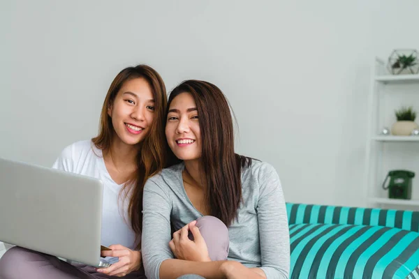Vackra Unga Asiatiska Kvinnor Hbt Lesbisk Lyckliga Paret Sitter Soffa — Stockfoto