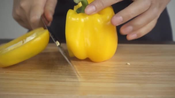 Slow Motion Zblízka Ženy Výrobu Zdravých Potravin Sekání Paprika Prkénku — Stock video
