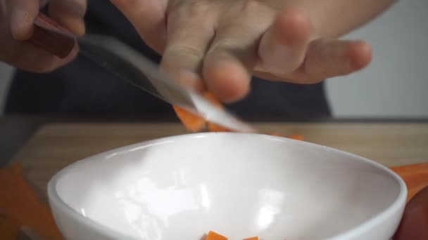 Cámara Lenta Primer Plano Mujer Haciendo Comida Saludable Picando Zanahoria — Vídeos de Stock