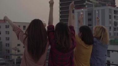 Açık atış gençlerin çatı partisi. Mutlu grup Asya kız arkadaşıyla zevk ve maytap çatı üst partide akşam günbatımında oynamak. Tatil kutlaması Festival partisi. Genç yaşam parti.