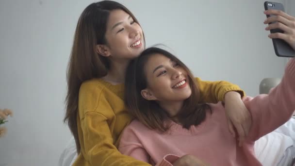 Hermosas Mujeres Asiáticas Jóvenes Lgbt Lesbianas Feliz Pareja Sentada Sofá — Vídeos de Stock