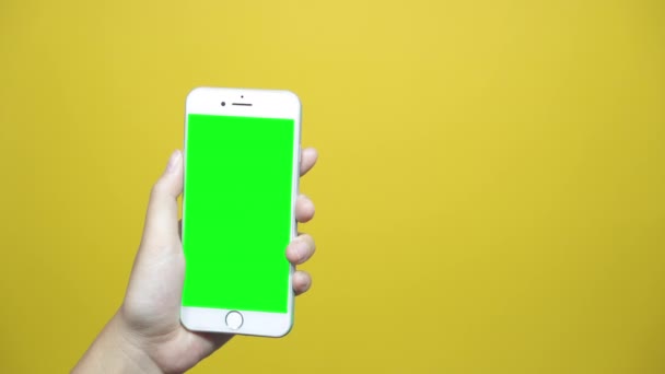 Mulher Usando Telefone Inteligente Com Tela Verde Fundo Mesa Amarela — Vídeo de Stock