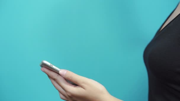 青い表の背景にスマート フォンを使用しての女性 女性の手のタッチ スクリーンをタップ スクロール ページ — ストック動画