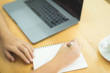 Evde oturma odasında otururken dizüstü bilgisayarda çalışma güzel genç gülümseyen Asyalı kadın. Ev ofisinde çalışan Asya iş kadın. Evde zaman zevk.