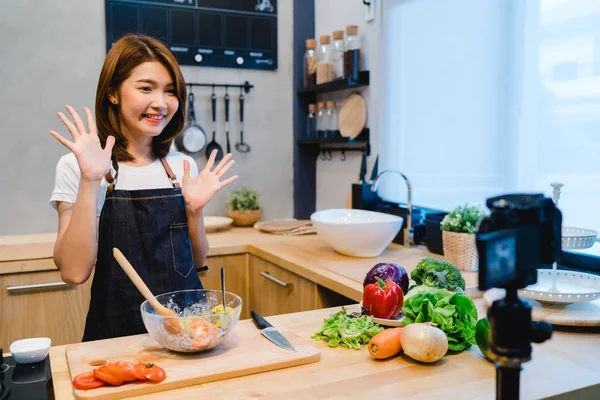Nuori Aasialainen Nainen Keittiössä Nauhoittaa Videota Kameran Edessä Hymyilevä Aasialainen — kuvapankkivalokuva
