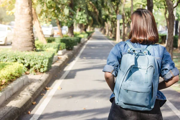 夏日生活的肖像 年轻的亚洲旅游女子走在街上 背着背包 旅游妇女与背包在户外假期享受风景 女性生活方式概念 — 图库照片