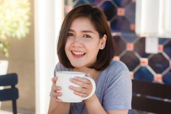Portrett Lykkelig Ung Asiatisk Forretningskvinne Med Krus Hendene Som Drikker – stockfoto