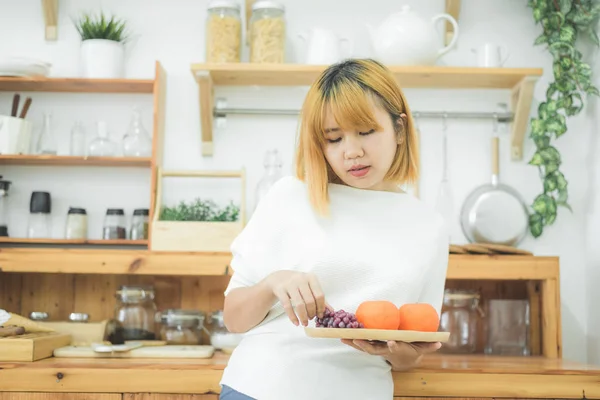Aasialainen Kaunis Nainen Jolla Hedelmiä Vihanneksia Kotonaan Keittiössä Onnellinen Kaunis — kuvapankkivalokuva