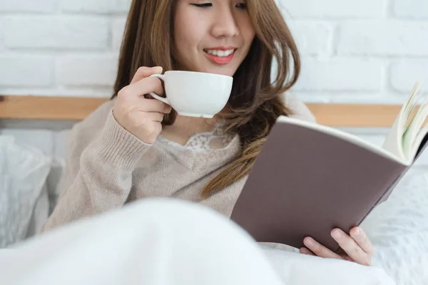 Mulher Asiática Bonita Desfrutando Café Quente Livro Leitura Cama Seu — Fotografia de Stock