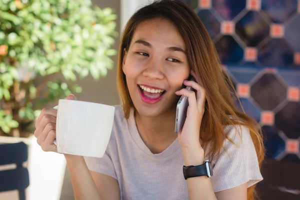 Onnellinen Hymy Aasialainen Liike Naiset Käyttävät Puhuva Matkapuhelin Istuu Kahvilassa — kuvapankkivalokuva