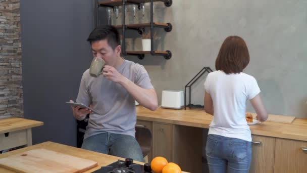 Hermosa Pareja Asiática Feliz Están Alimentando Cocina Hombre Usando Tableta — Vídeo de stock