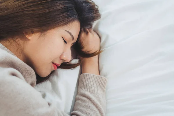 Wanita Asia Muda Yang Cantik Tidur Tempat Tidur Pagi Hari — Stok Foto