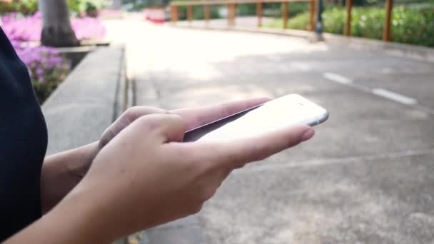 Bela Ásia Jovem Mulher Sentado Banco Parque Usando Smartphone Para — Vídeo de Stock