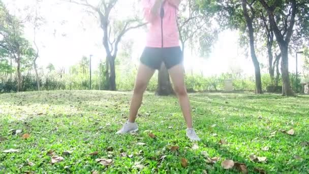 Saludable Joven Mujer Asiática Haciendo Ejercicio Parque Ajuste Mujer Joven — Vídeo de stock