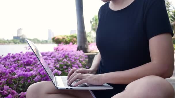 Bela Ásia Jovem Mulher Sentado Banco Parque Usando Laptop Mulher — Vídeo de Stock