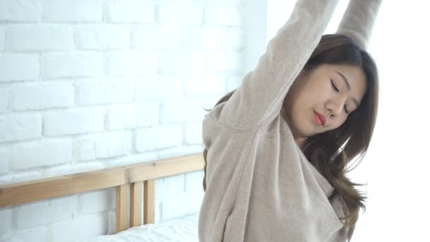 Ευτυχής Όμορφη Νεαρή Ασιατική Γυναίκα Ξυπνάει Πρωί Κάθεται Στο Κρεβάτι — Αρχείο Βίντεο