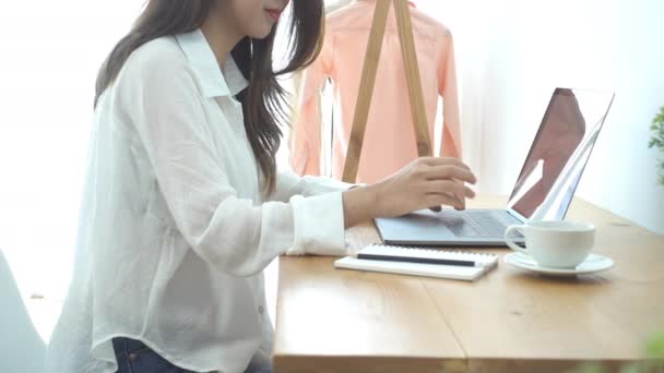 Bela Jovem Sorridente Mulher Trabalhando Laptop Enquanto Aprecia Beber Café — Vídeo de Stock