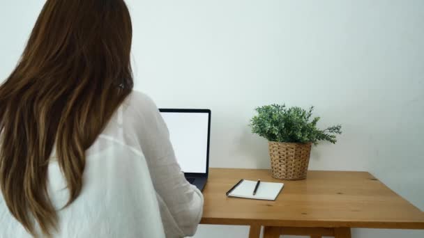 Bella Giovane Donna Asiatica Sorridente Che Lavora Sul Computer Portatile — Video Stock