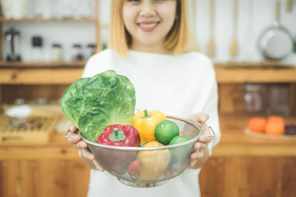 Hymyilevä Aasialainen Kaunis Nainen Istuu Keittiössä Kotona Pitää Salaattikulhoa Nuori — kuvapankkivalokuva