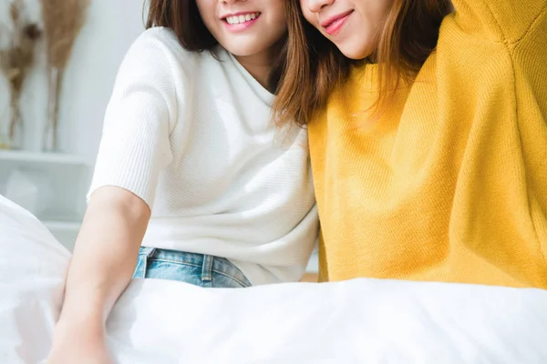 Lgbt Piękne Młode Kobiety Azjatki Lesbijki Szczęśliwa Para Siedzi Łóżku — Zdjęcie stockowe