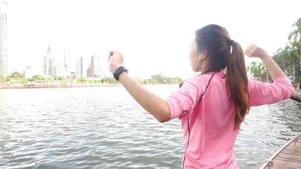 Zwolnionym Tempie Asian Woman Piękne Stroje Fitness Pomocą Zegarka Smartwatch — Wideo stockowe