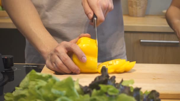 Vrouw Handen Snijden Paprika Keuken Mooie Gelukkige Aziatische Paar Koken — Stockvideo