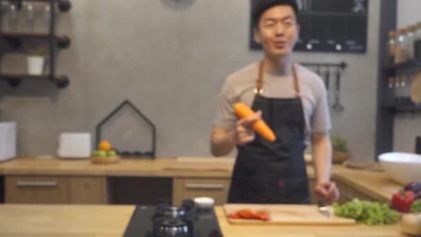 Joven Asiático Hombre Cocina Grabación Vídeo Cámara Sonriente Asiático Hombre — Vídeos de Stock