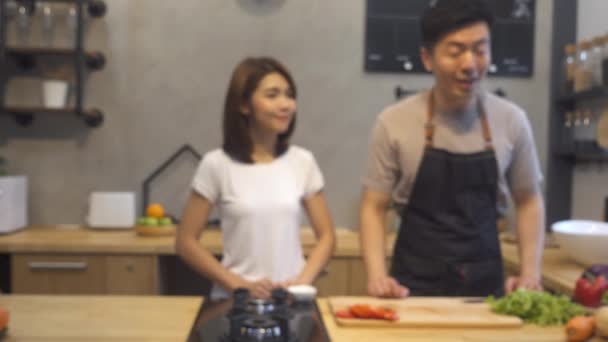 Giovane Coppia Asiatica Uomo Donna Cucina Registrazione Video Sulla Macchina — Video Stock
