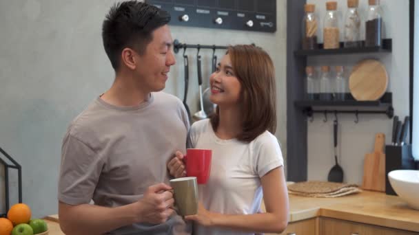 Beau Couple Asiatique Heureux Boivent Une Tasse Café Ensemble Dans — Video