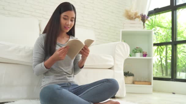 Hermosa Mujer Asiática Disfrutando Del Tiempo Sentada Sofá Moderno Frente — Vídeos de Stock