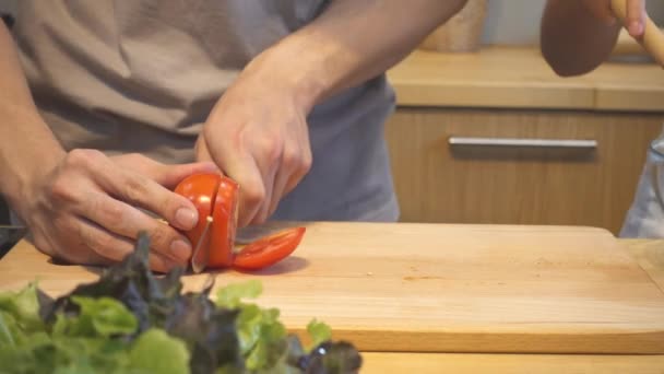 Femme Mains Coupant Tomate Dans Cuisine Beau Couple Asiatique Heureux — Video