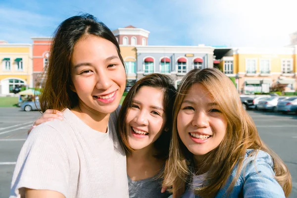 Genç Asyalı Kadınlar Grup Selfie Kendilerini Pastel Binalar Şehrin Güzel — Stok fotoğraf
