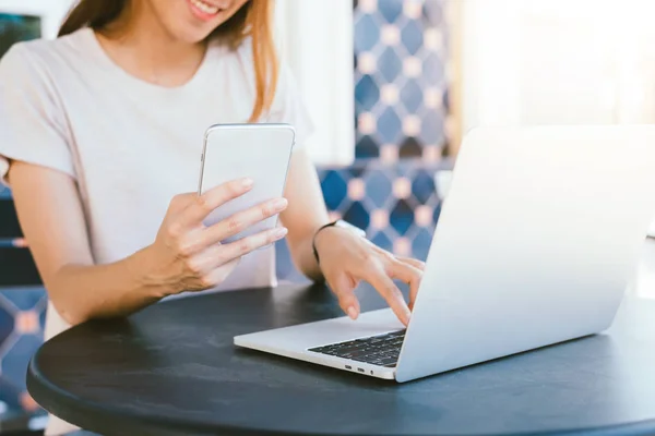 Joven Asiática Alegre Sentada Cafetería Bebiendo Café Usando Smartphone Para —  Fotos de Stock