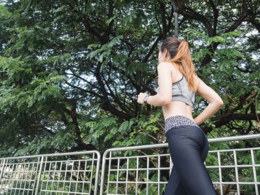 Kaldırımda sabah çalışan genç Asyalı kadın. Sağlık bilinçli kavramı kopya alanı ile. Genç Asyalı kadın şehir merdivenlerde yukarı çalışan spor. Fitness Spor insanlar ve sağlıklı yaşam konsepti.