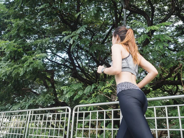 Mladá Asijská Žena Běží Chodníku Ráno Koncepce Zdraví Vědomé Kopie — Stock fotografie